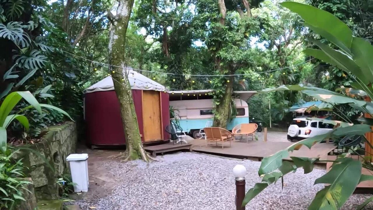 'Melhor Hostel do Mundo': empresário fatura quase R$ 4 milhões ao receber hóspedes em casas de árvores, cabanas e Kombis