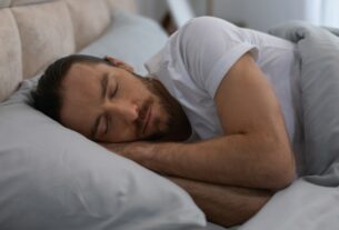 6 melhores colchões para quem dorme de lado, de acordo com quiropráticos