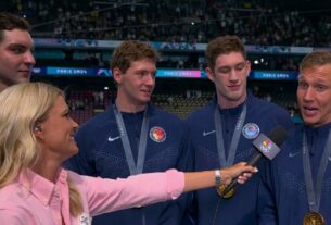 A equipe de revezamento de natação 4x100 da equipe dos EUA recapitula o ouro