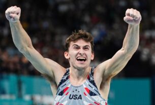 A estrela do cavalo com alças Stephen Nedoroscik se torna viral após a equipe dos EUA ganhar a medalha de bronze