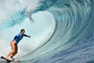 A surfista americana Caroline Marks completa uma volta milagrosa na primeira rodada das Olimpíadas