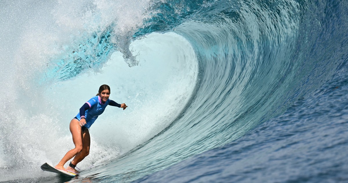 A surfista americana Caroline Marks completa uma volta milagrosa na primeira rodada das Olimpíadas