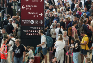 Aeroportos ficam cheios de longas filas e telas azuis quebradas após cancelamentos e atrasos devido à interrupção global de TI