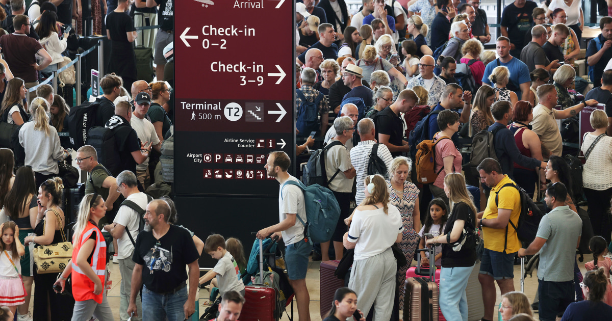 Aeroportos ficam cheios de longas filas e telas azuis quebradas após cancelamentos e atrasos devido à interrupção global de TI