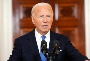 Aliados de Biden dizem que 'elites' estão privando eleitores que querem que o presidente permaneça