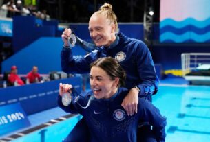 As mergulhadoras sincronizadas Sarah Bacon e Kassidy Cook conquistam as primeiras medalhas dos EUA