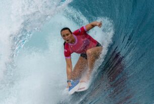 As surfistas americanas Caroline Marks, Caitlin Simmers e Carissa Moore venceram a primeira rodada