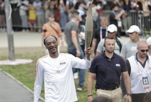 Assista Snoop Dogg carregando a tocha olímpica até Paris