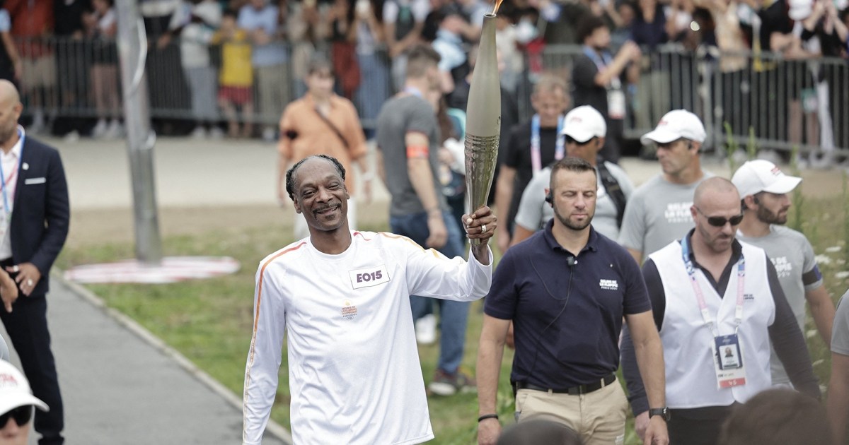 Assista Snoop Dogg carregando a tocha olímpica até Paris