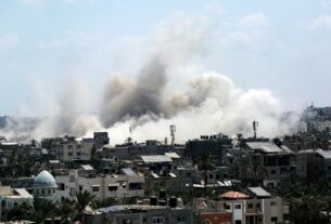 Ataque aéreo israelense atinge escola que abriga pessoas em Gaza, matando pelo menos 30