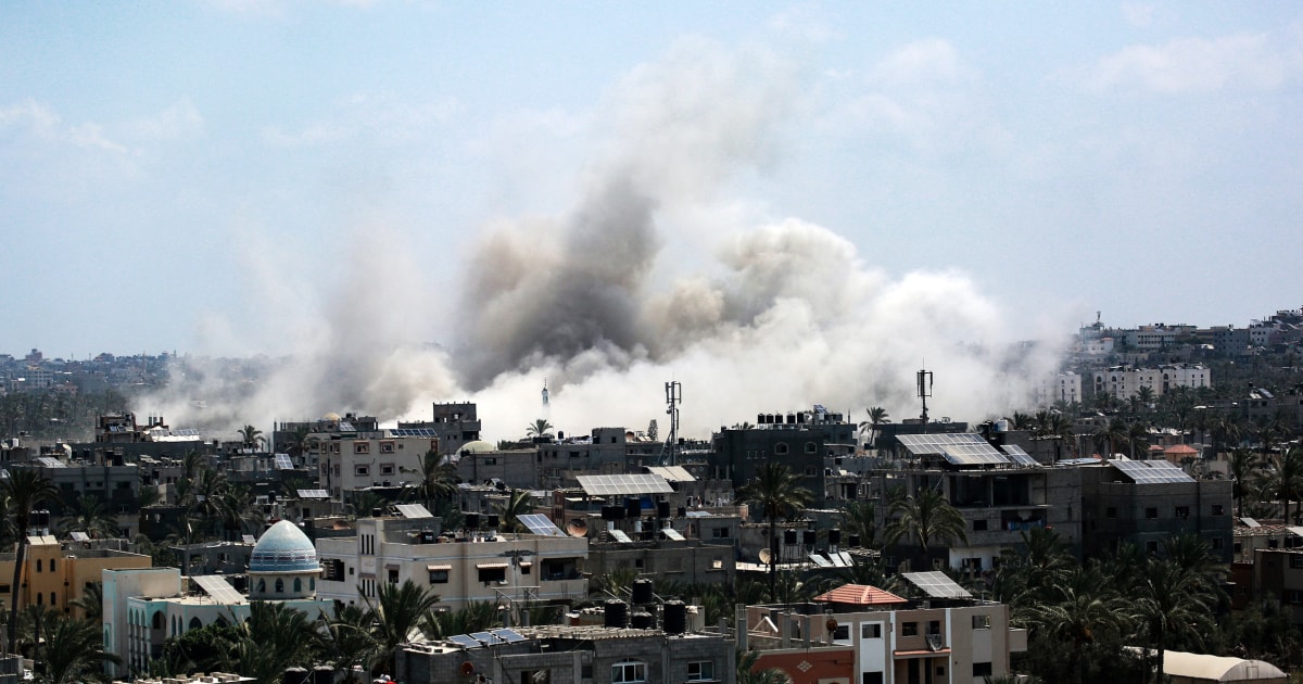 Ataque aéreo israelense atinge escola que abriga pessoas em Gaza, matando pelo menos 30