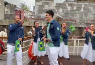 Atleta do Time Brasil ganha parabéns no barco durante cerimônia de abertura