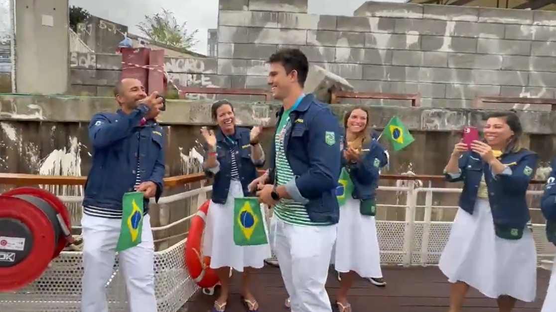 Atleta do Time Brasil ganha parabéns no barco durante cerimônia de abertura