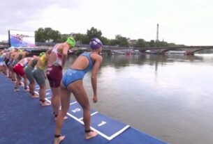 Atletas de triatlo feminino saltam no Sena