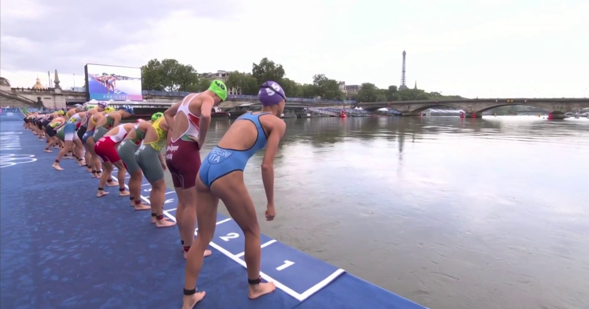 Atletas de triatlo feminino saltam no Sena