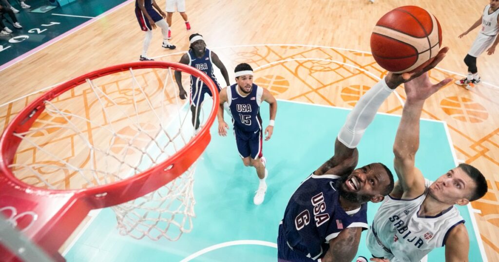 Basquete dos EUA inicia defesa da medalha de ouro com vitória dominante sobre a Sérvia