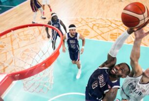 Basquete dos EUA inicia defesa da medalha de ouro com vitória dominante sobre a Sérvia