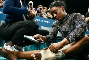 Biles luta contra dor na panturrilha e coloca os EUA na liderança nas eliminatórias