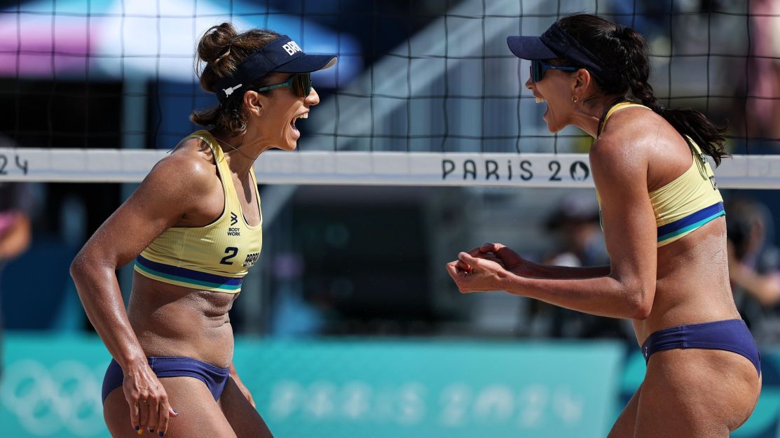 Carol/Bárbara x Paulikiene/Raupelyte: horário e onde assistir ao vôlei de praia em Paris 2024