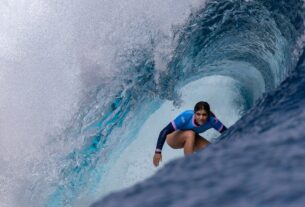 Caroline Marks impressiona na primeira bateria do evento feminino de surfe