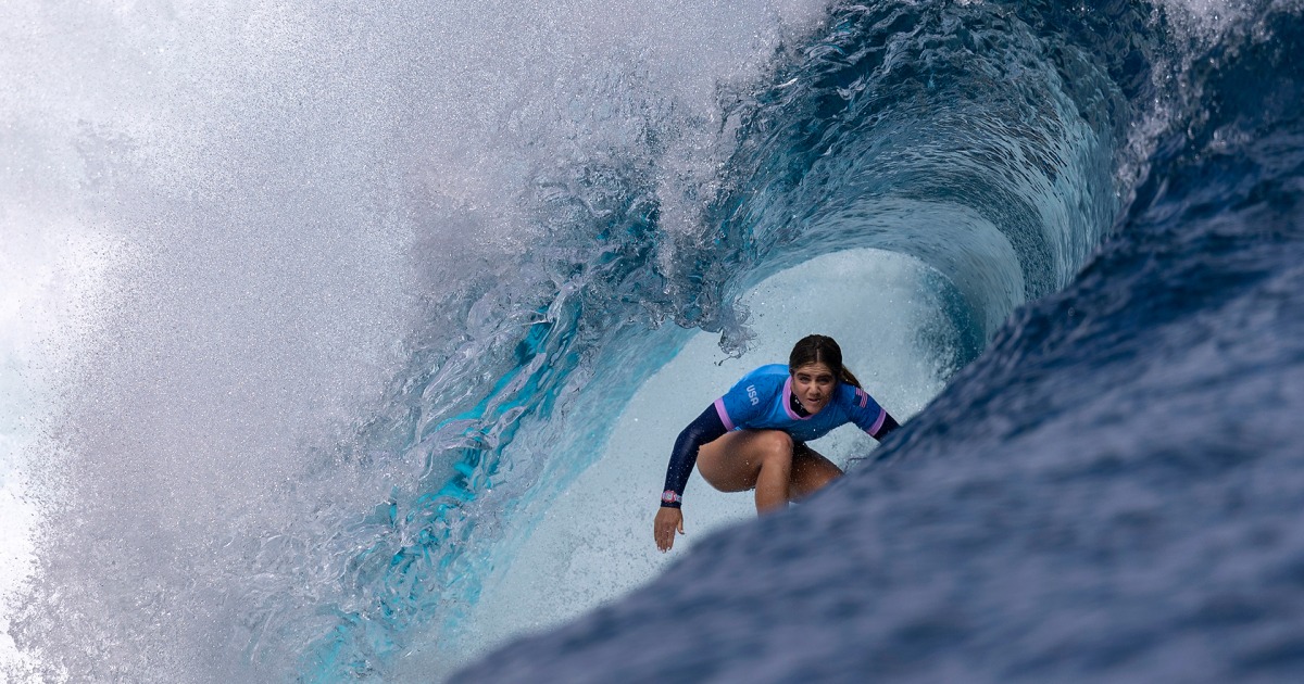 Caroline Marks impressiona na primeira bateria do evento feminino de surfe