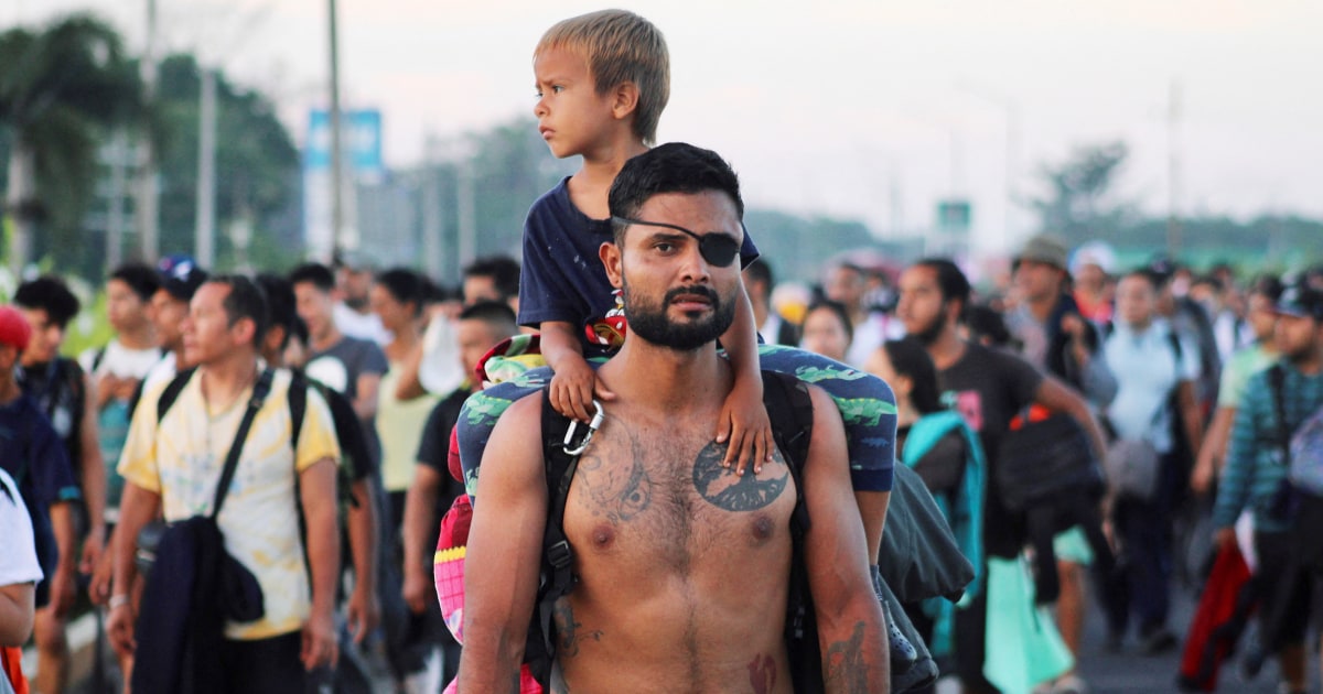 Centenas de migrantes deixam o sul do México a pé em uma nova caravana com destino à fronteira com os EUA