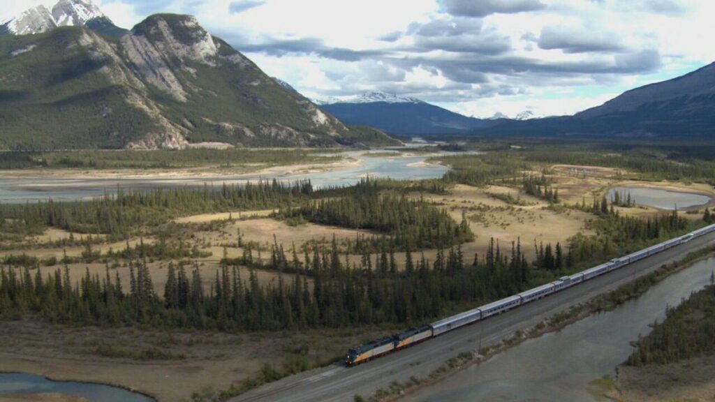 Chuveiro coletivo, camas na parede e no teto, corredor da primeira classe: como é a viagem de trem que atravessa o Canadá