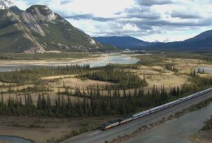 Chuveiro coletivo, camas na parede e no teto, corredor da primeira classe: como é a viagem de trem que atravessa o Canadá