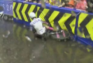 Ciclista de estrada dos EUA Chloe Dygert cai durante corrida