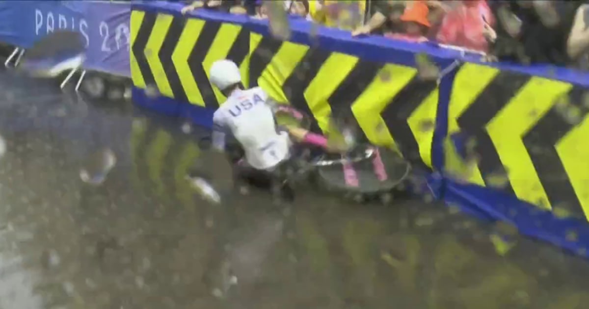 Ciclista de estrada dos EUA Chloe Dygert cai durante corrida