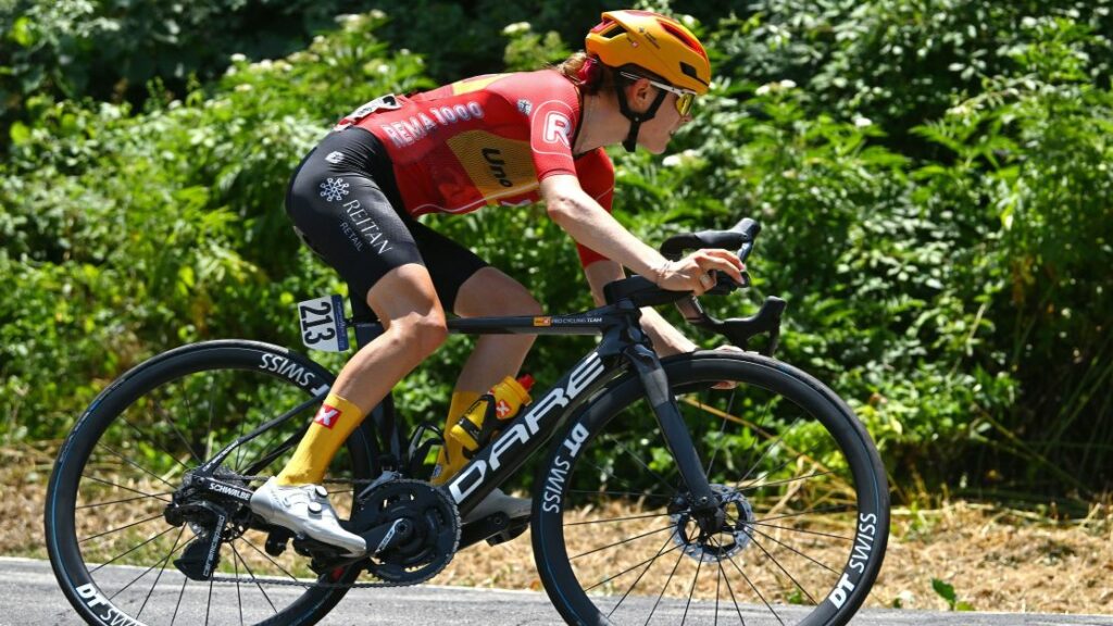 Ciclista é atropelada durante treino e fica fora da Olimpíada