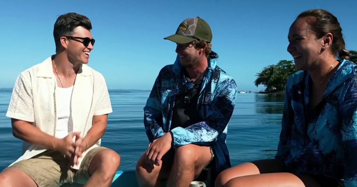 Colin Jost pega as ondas com John John Florence, Carissa Moore, da equipe dos EUA