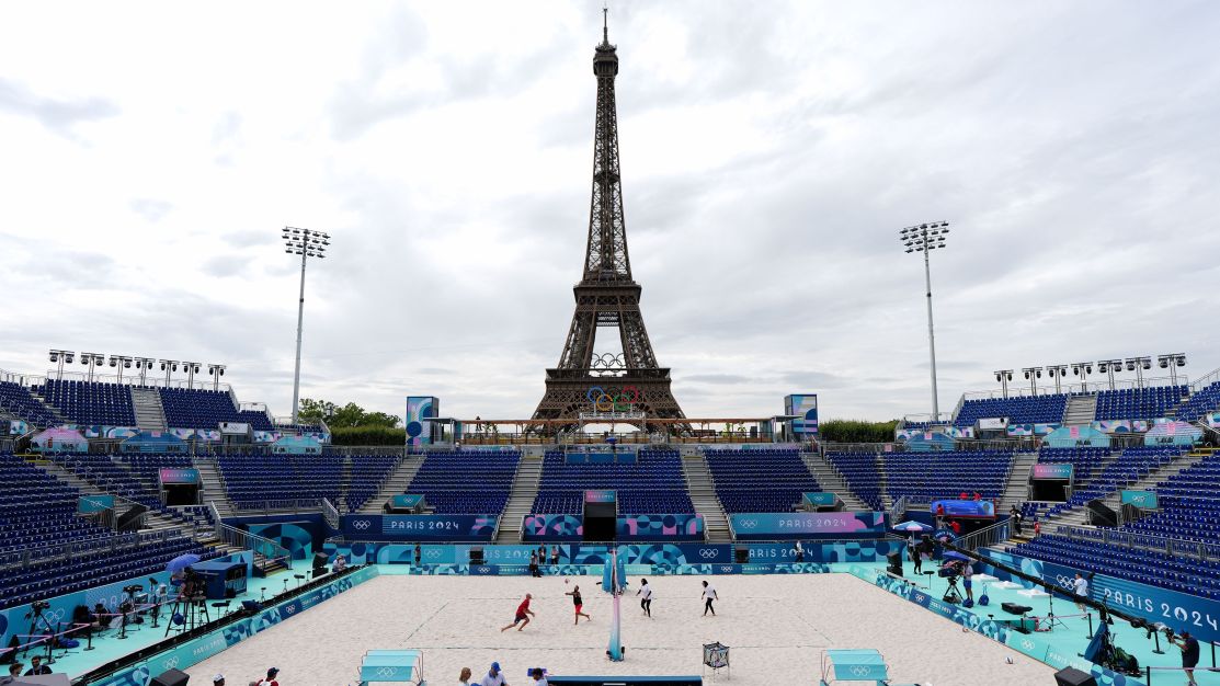 Como é jogar vôlei em frente à Torre Eiffel? Campeão olímpico mostra em “POV”