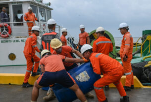 Corrida contra o tempo para limpar vazamento de óleo nas Filipinas enquanto o tufão Gaemi causa estragos na Ásia