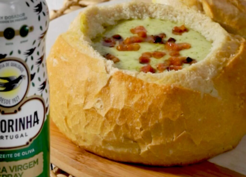 Creme de queijo com brócolis e bacon no pão rústico