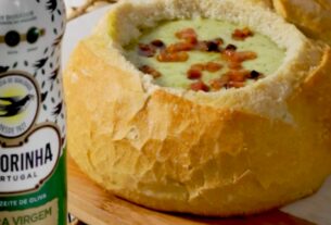 Creme de queijo com brócolis e bacon no pão rústico