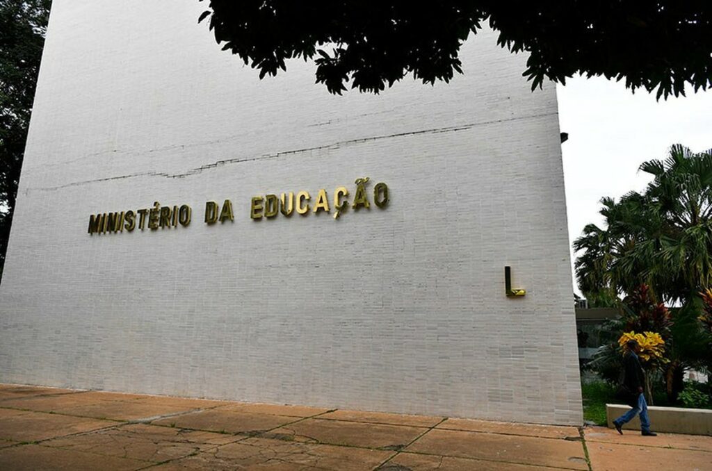 Criação de cursos EaD está suspensa até março de 2025, decide MEC