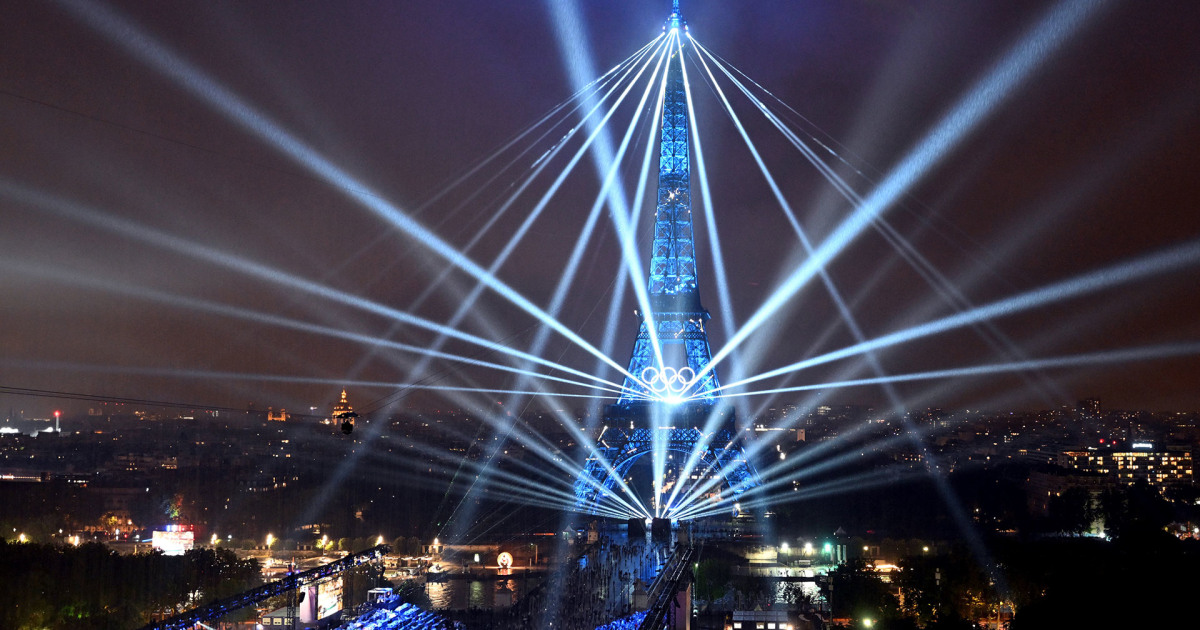 Elaborado show de luzes projetado da Torre Eiffel