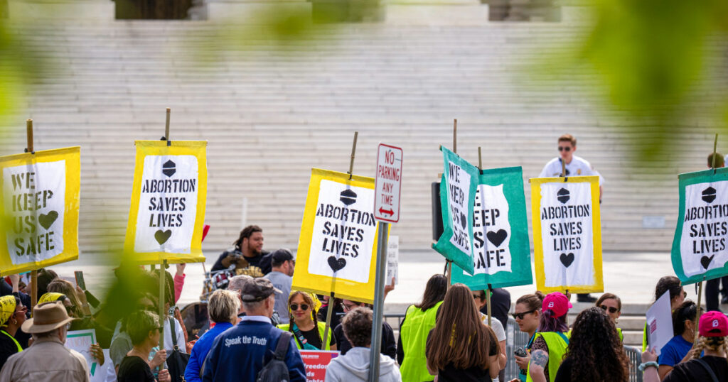 Em estados com políticas rígidas de aborto, simplesmente consultar um obstetra/ginecologista para cuidados regulares pode ser difícil