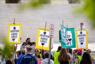 Em estados com políticas rígidas de aborto, simplesmente consultar um obstetra/ginecologista para cuidados regulares pode ser difícil