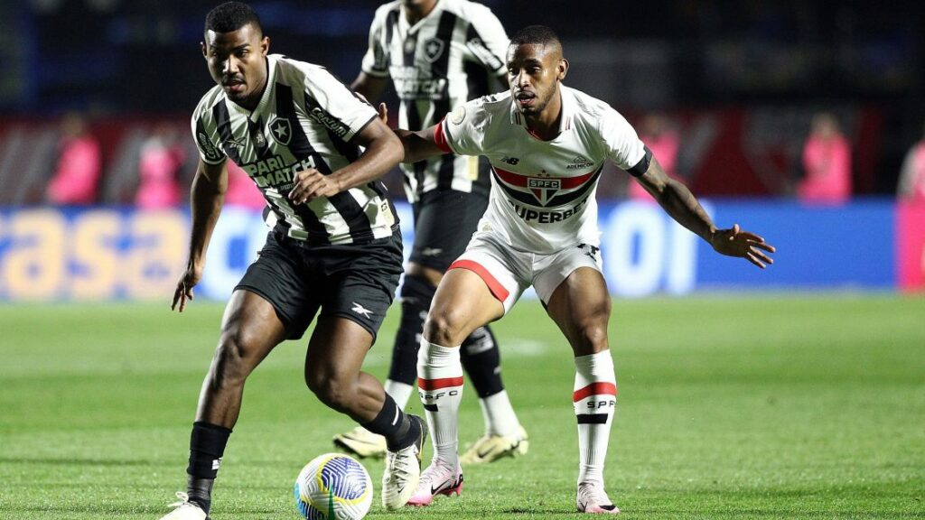 Em jogo agitado, São Paulo empata com Botafogo, que segue líder do Brasileirão