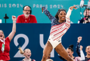 Equipe de ginástica dos EUA ganha medalha de ouro olímpica na final feminina por equipes