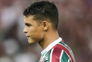 Esposa de Thiago Silva mostra zagueiro vendo reprise de Palmeiras x Fluminense