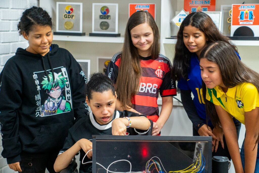 Estudantes criam 'voz' para colega com paralisia cerebral participar das aulas; entenda