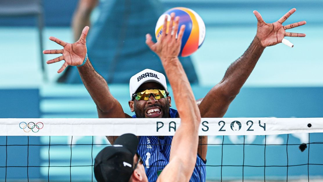 Evandro/Arthur x Schachter/Dearing: horário e onde assistir ao vôlei de praia em Paris 2024