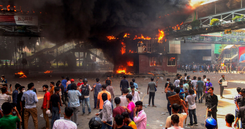 Exército de Bangladesh impõe toque de recolher enquanto protestos liderados por estudantes aumentam