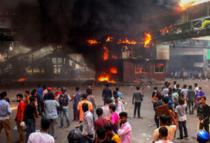 Exército de Bangladesh impõe toque de recolher enquanto protestos liderados por estudantes aumentam