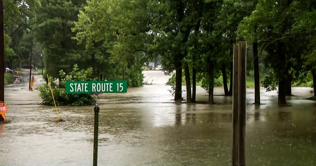 Falhas em barragens forçam centenas de pessoas a evacuar enquanto inundações assolam Illinois