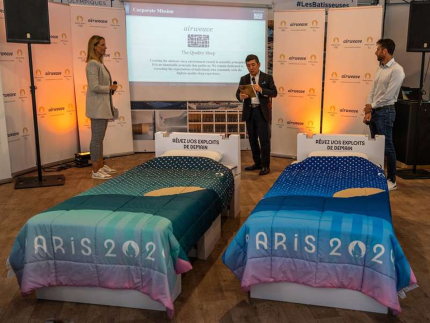 Com medida sustentável, Paris-2024 adotou cama feita de papelão, assim como em Tóquio-2021 (Reprodução)