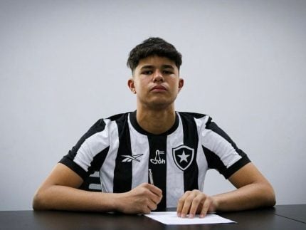 Goleiro Bruno tenta se aproximar do filho após menino assinar com Botafogo